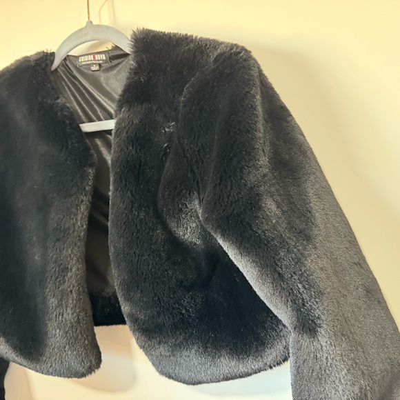 Black vegan faux fur crop jacket - Picture 4 of 4
